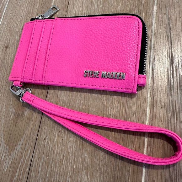 Steve Madden Fuchsia Wristlet with Silver Accents - New without tags - Picture 2 of 5